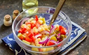 Season the salad with oil and add salt, ground pepper. Mix everything and serve.