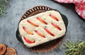 Grease the form with vegetable oil, sprinkle with breadcrumbs and transfer the curd mass. Cut the apples into half rings and put them in ...