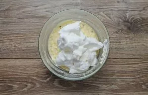 Beat the egg whites until stiff foam and pour them into the bowl with the cottage cheese mixture. Mix everything gently from the bottom up.