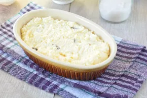 Put the curd mass in a baking sheet, smooth it out.