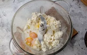 Put the cottage cheese in the blender bowl, beat the eggs, add the sweetener and pour in the milk.