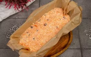 Put the dough in a tin lined with baking paper. Bake the cake in an oven preheated to 170 degrees for 40-45 minutes.