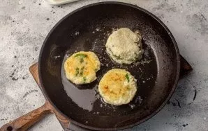 Pour oil into the pan, heat it, lay out the blanks and fry over low heat on both sides under the lid for 3-4 minutes.