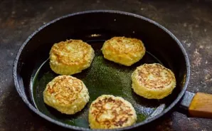 Form small cheesecakes, bake on both sides for 3 minutes over low heat.