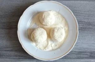 After the time has elapsed, divide the dough into pieces weighing 50-70 grams. Roll in semolina.