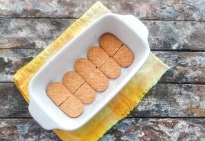 Put cookies on the bottom of the baking dish.