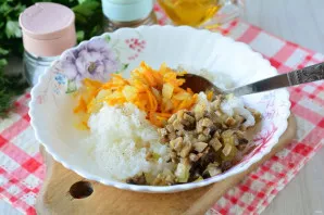 Mix all the ingredients for the filling: rice, mushrooms and half of the fried vegetables. Stir the filling, add spices.