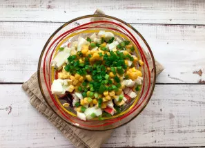 Wash the green onion, dry it, chop it finely and put it on a plate.