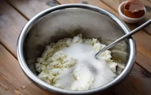 Prepare the filling. To do this, put the cottage cheese in a separate bowl, add 40 grams of sugar and mix everything with a spoon.