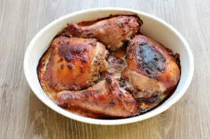 Bake the legs at 180 degrees for 40 minutes until browned. Remove the prepared legs from the oven and serve immediately.