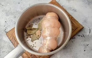 Put the chicken roll in a suitable saucepan, add spices and salt.