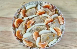 Add slices of the remaining tangerines and coarsely chopped onion.