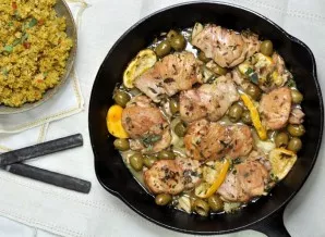 Chicken with lemon and olives is ready! Sprinkle with fresh herbs and serve with your favorite side dish. Enjoy your meal!