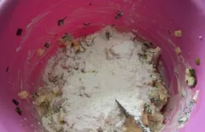 And sifted flour. Although it is possible and without flour. Mix the pancake dough well.