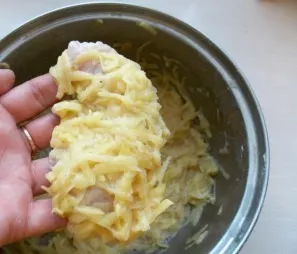 Take a piece of fillet and roll it in the potato mass, pressing the potatoes with your fingers.