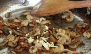 Finely chop the garlic and put in a pan, fry for another 1 minute.