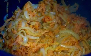 In the same pan, fry the carrots and onions for 5 minutes.