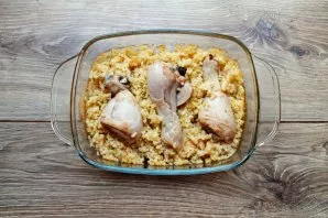 Cover the form with foil and bake in a preheated oven at 180 degrees for 30-40 minutes. Remove the form from the oven and serve immediately.