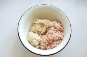 Add breadcrumbs with cream and butter to the chicken fillet with onions and garlic.