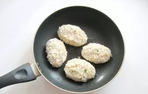 Form cutlets and roll in breadcrumbs or bread crumbs. Put in a hot frying pan with sunflower oil.
