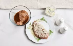 Remove the chicken fillet from the marinade and roll it in sesame seeds.