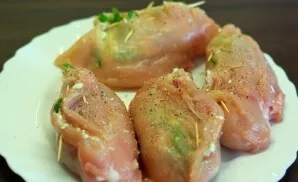 We strengthen the chicken rolls with toothpicks.