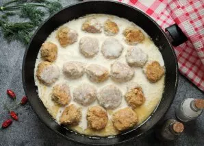 Pour vegetable oil into the pan, heat and fry the dumplings on both sides. Pour water into the pan and cook over low heat for 10 minutes....