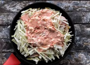 Add the remaining half of the chopped cabbage and pour the sauce of sour cream and tomato juice. Simmer everything under the udanguch for...