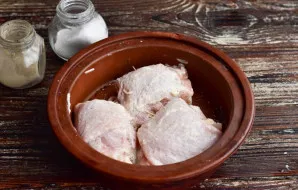 Roll them into rolls and secure them with toothpicks. Season the meat with salt and pepper. You can apply a little more mayonnaise.