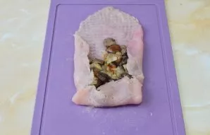 Fold the meat around the edges.