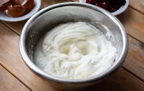 Put the egg whites in a separate dry bowl and add a pinch of salt. Beat the proteins with a mixer until stable peaks are formed.