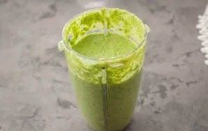 Mix into a smooth smoothie. If it turns out to be thick, dilute with a little water.