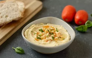 Sprinkle the prepared humus with chopped herbs, bell pepper and pine nuts. Delicious!