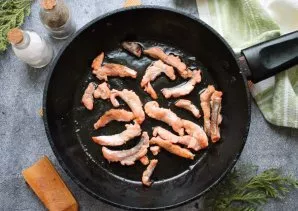 Cut the pink salmon into fillets, remove the skin and all the bones. Cut the fillet into pieces, add salt, pepper and fry in a pan with v...