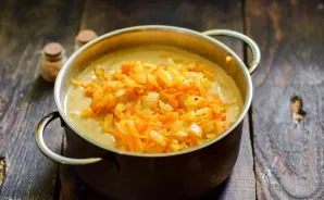 In a saucepan with pea puree, add carrots, onions, salt and pepper to taste.