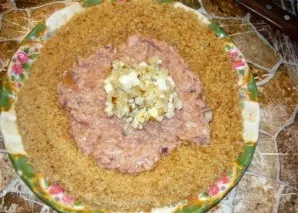 We put in the middle a pre-prepared filling: onions fried in oil and chopped boiled eggs.