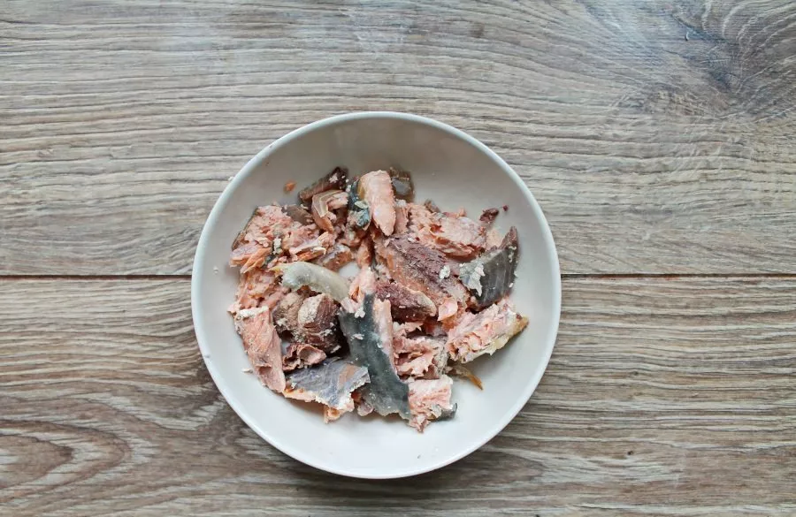 Remove the bones and skin from the cooked fish, divide into pieces and add to the soup.