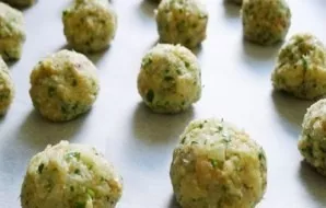 We form plum-sized cutlets. Cover them with cling film and put in the refrigerator for 20-30 minutes.