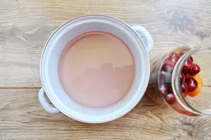 Drain the liquid from the jar into a saucepan and put it on medium heat. Bring to a boil and cook for 2 minutes.