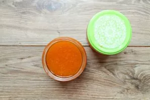 Spread the hot jam in dry sterilized jars and immediately roll up with heated lids.