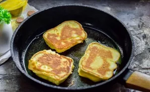 Heat the pan and pour in the oil. Fry the cheese for 1.5 minutes on each side.