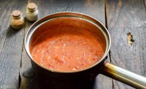 Boil adjika for 40 minutes over low heat.