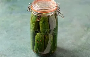 Close the lid, turn the jar upside down, wrap it in a towel and leave it to cool.