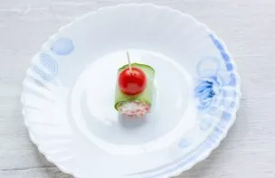 Put the cherry on a roller and fix it with a toothpick.