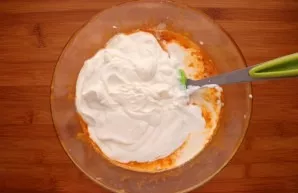 Beat the cream and, together with the milk, pour into the filling, mix gently.