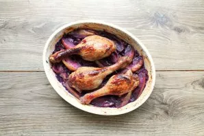 Remove the foil and bake for another 15-20 minutes until the desired crust. Take out the form with your feet and serve immediately.