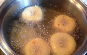 On the fire, heat a little more than average vegetable oil and fry the donuts.