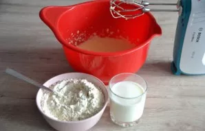 In about 3 doses, alternately add the flour mixture and milk to the dough, continuing to beat.
