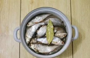 Pour the cooled brine over the fish.