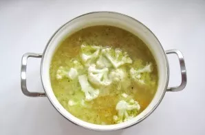Add the cauliflower immediately after the oatmeal. Salt the soup to taste and cook for another 10 minutes.